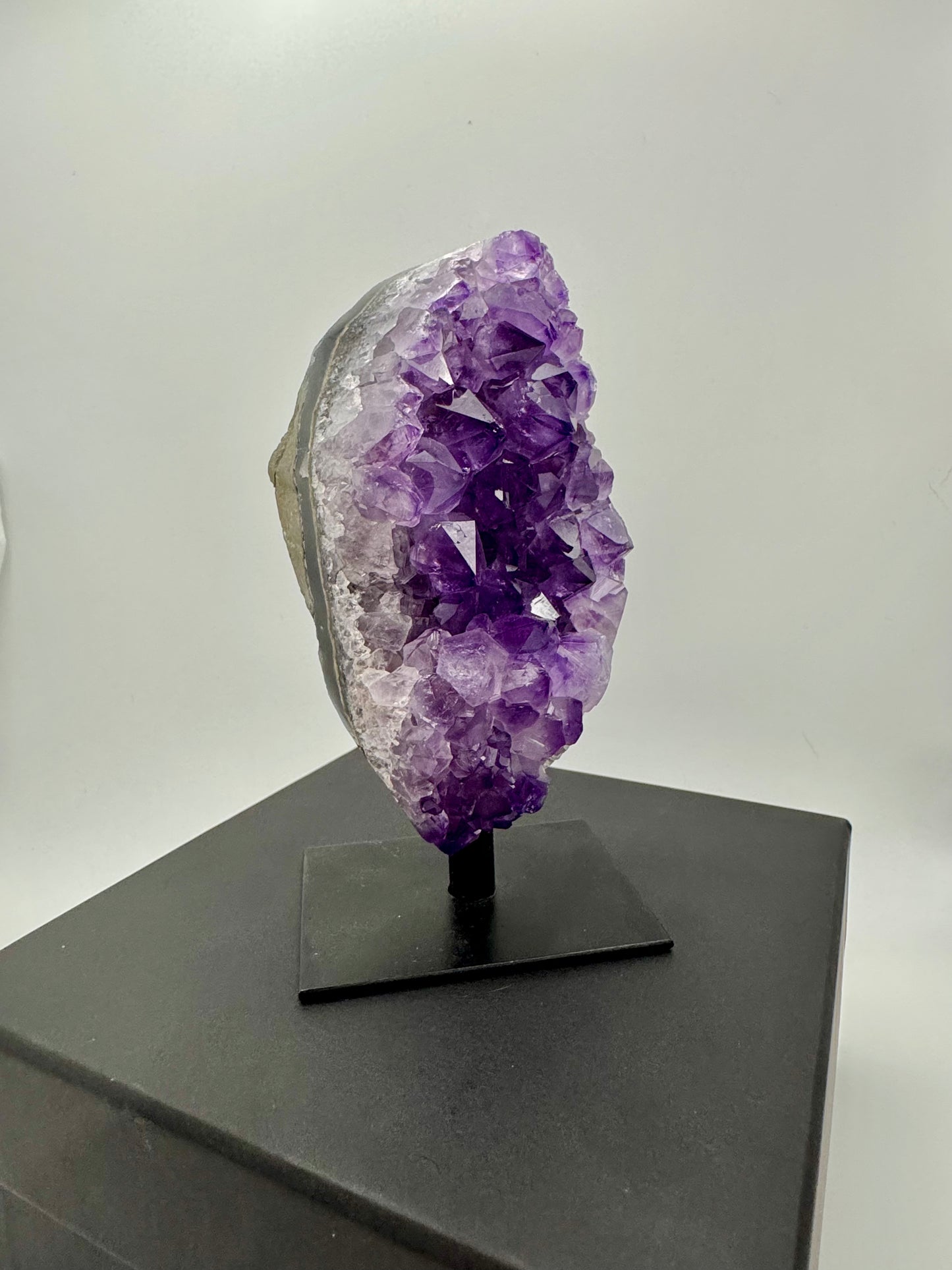 Amethist – Natuurlijke Edelsteen op Standaard voor Balans en Rust